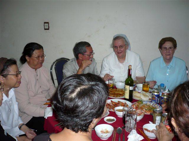 0012 avondmaal met  pr. Hung en Zr. Tay en haar overste.JPG